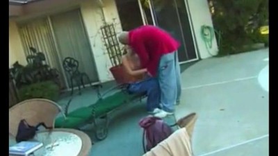 Делает масаж