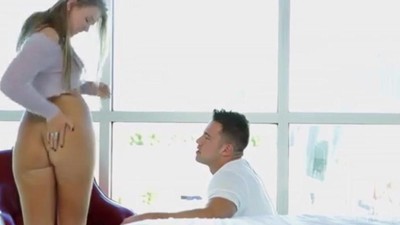 Страстно трахает