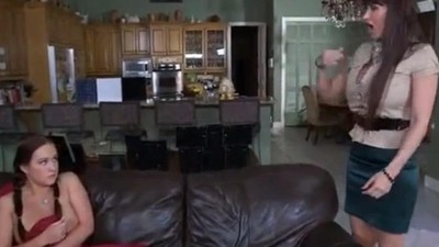 Секс в жопу с брюнеткой