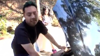 Девушка чинит машину