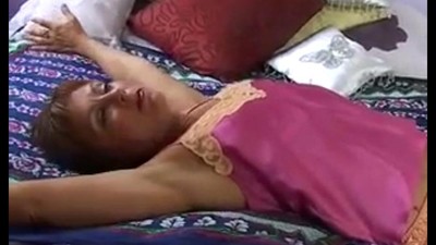 Девушка сама себе мастурбирует