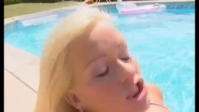 Член уперся в живот