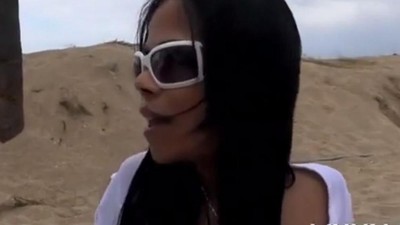 Бьет и трахает