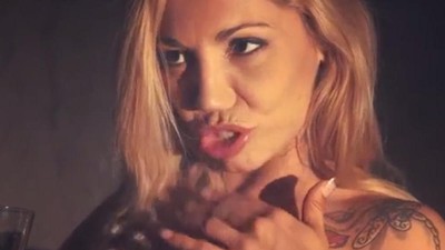 Школьница с маленькими сиськами мастурбирует