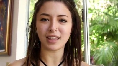 Берет за щеку