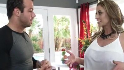 Мужик ебет козу