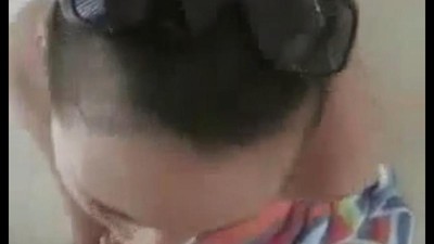 Наблюдает за