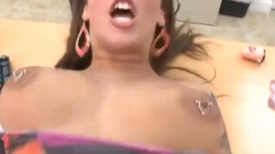 Девушка меняет прокладку