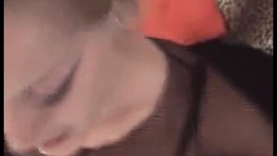 Уговаривает сосать хуй