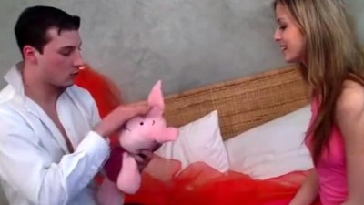 Трахает мою жену