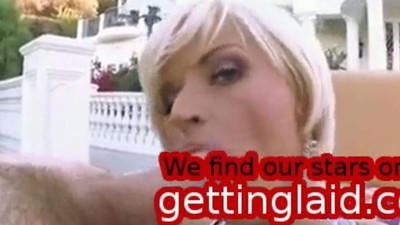 Видео сосет член