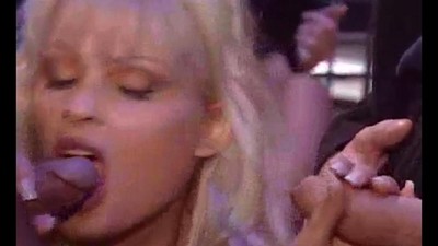 Японка поднимает