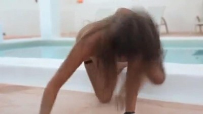 Несколько мужчин дрочат на одну женщину