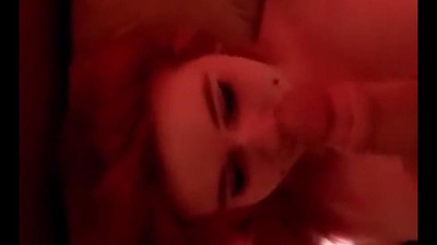 Язычком сосет