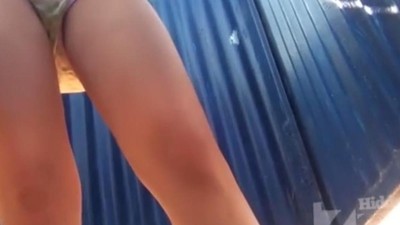 Очень красивая девушка раздевается