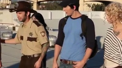 Девственница среди живых мертвецов