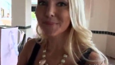 Взрослая женщина трахает парня