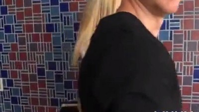 Трахает с эрекционном кольцом