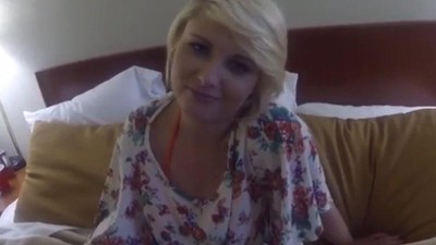 У компьютерного стола