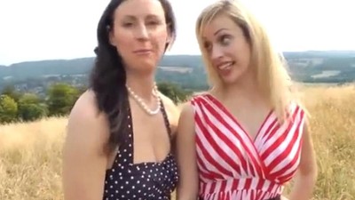 Трахает за гаражами