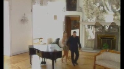 Член играет на рояле