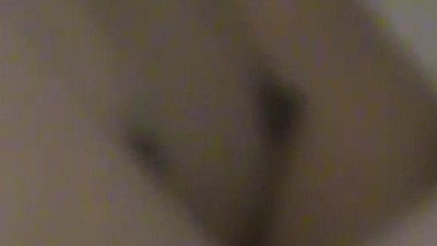 Медленно снимает трусики