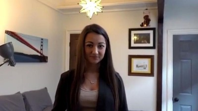 Лижет киску видео