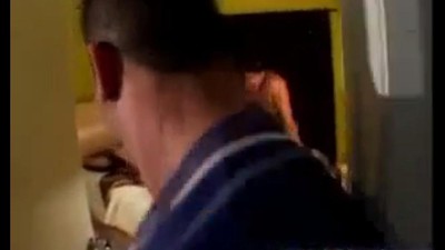 Брат и сестра на родителей кроватей занимаются сексом