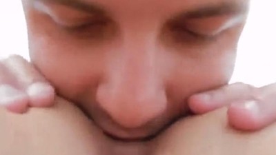 Порно лижет грудь