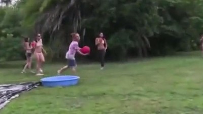 Девушка орет плачет