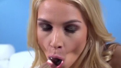 Гола блондинка