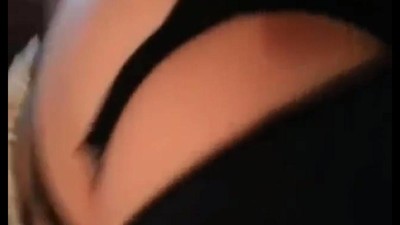 Сосет под партой