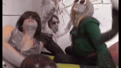 Сосет много