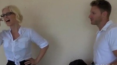 Трахаются в кабинке