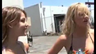 Красивая девушка на природе