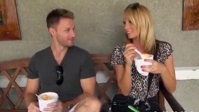 Женщина дрочит мужчине