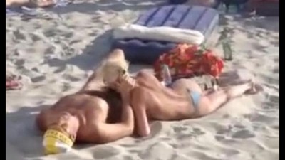 Малышка сосет